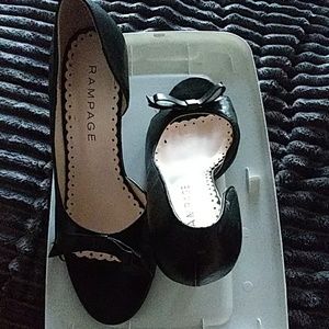 Black shoes peep toe